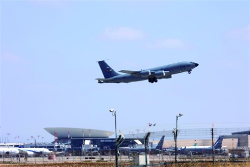 6月15日,一架美军空中加油机从以色列本-古里安机场起飞。新华社发